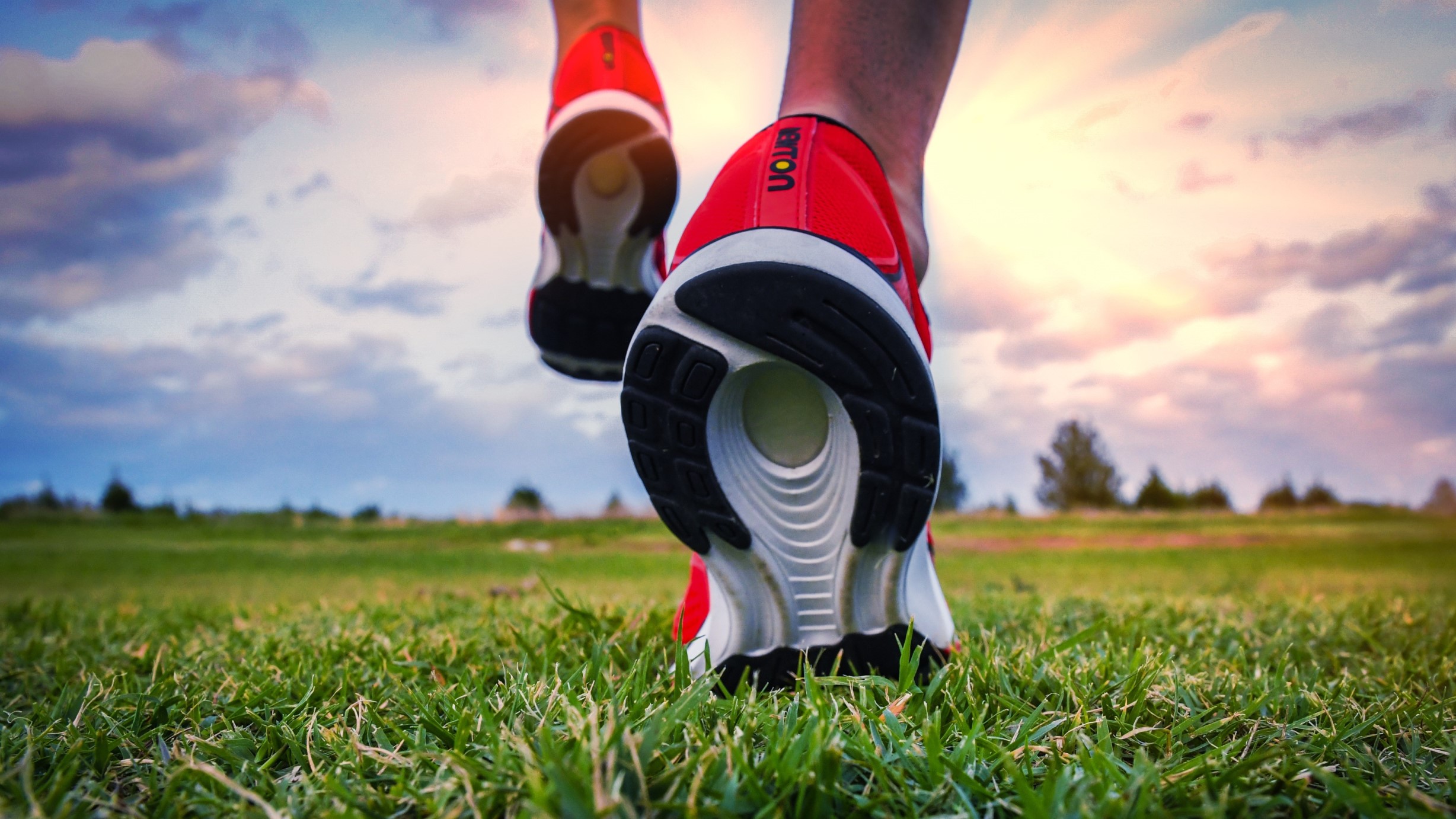 הכירו את נעלי ניוטון, מה מיוחד בהן ומהי בכלל ריצה טבעית?